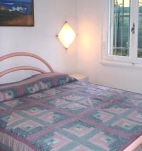 リド・デッリ・エステンシにあるVilletta Caminiのベッドルーム(ベッド1台、窓付)