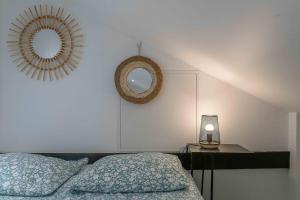 een slaapkamer met een bed, een spiegel en een tafel bij Résidence Le Celest - Appartements climatisés - Centre ville in Vichy