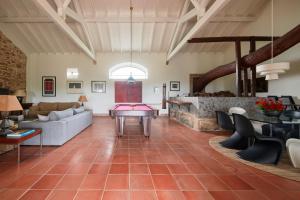 uma sala de estar com uma mesa de bilhar no meio em Luxury Farmhouse with Swimming Pool, By TimeCooler em Sobral de Monte Agraço