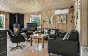 een woonkamer met een bank, stoelen en een tafel bij 3 Bedroom Lovely Home In Vestervig in Vestervig