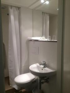 Koupelna v ubytování Hotel Halleux