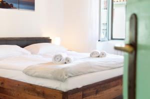 uma cama com duas toalhas em cima em Casa della Fortuna by Locap Group em Piran