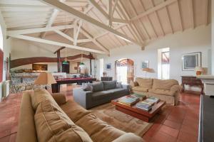 un soggiorno con divano e tavolo di Luxury Farmhouse with Swimming Pool, By TimeCooler a Sobral de Monte Agraço