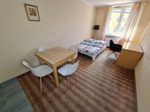 華沙的住宿－10Q - Z6 Apartment 303，客厅配有桌椅和1张床
