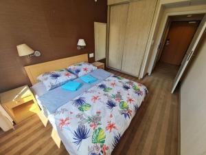 華沙的住宿－10Q - Z6 Apartment 303，一间卧室配有一张带花卉床罩的床