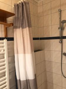 Um banheiro em Waldhaus mais 33 fotos