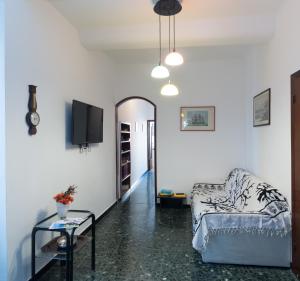 - un salon avec un canapé et une télévision dans l'établissement Scoglio Gi Il Rifugio degli Artisti, à Camogli