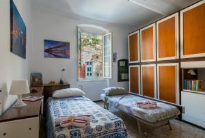 - une chambre avec 2 lits et une fenêtre dans l'établissement Scoglio Gi Il Rifugio degli Artisti, à Camogli