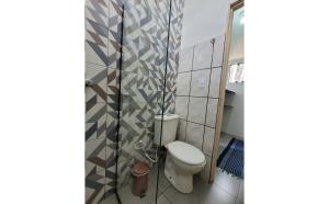 a small bathroom with a toilet in a room at Espaço Colibri in Ribeirão Preto
