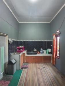 een keuken met een wastafel en een aanrecht bij Daratan Dieng in Diyeng