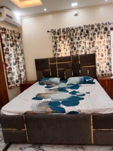 1 dormitorio con 1 cama grande con colcha. en Gupta Residence., en Dhanbād