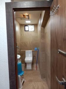丹巴德的住宿－Gupta Residence.，一间带卫生间和马桶刷的浴室