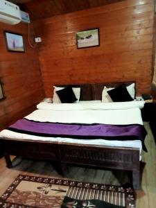 En eller flere senger på et rom på Vanasthali Jungle Resort Corbett By Royal Collection