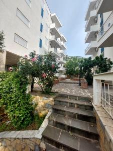 un conjunto de escaleras en frente de un edificio en Redsun Apartment, en Vlorë