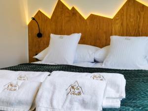 sypialnia z 2 łóżkami i białymi ręcznikami w obiekcie Sowie Chatki - domki z widokiem na Góry Sowie w mieście Sokolec