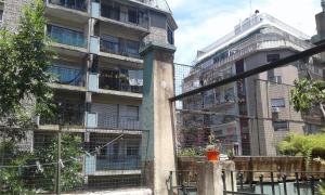 un edificio de apartamentos con balcones en un lateral en Experiencia Abasto en Buenos Aires