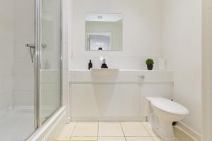 Home Away From Home - Contractors & Leisure في شيفيلد: حمام ابيض مع مرحاض ودش