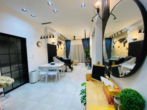 sala de estar con espejo, mesa y sillas en Orang Utan Guest House en Sandakan