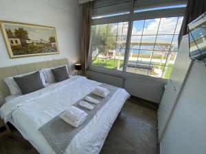 1 dormitorio con 1 cama con 2 toallas en Villa Blue Apartments, en Agia Triada