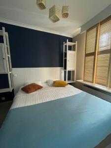 1 dormitorio con 1 cama grande y 2 almohadas en Hotel HEB en Ostende