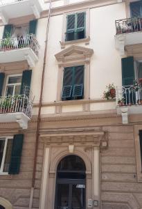 een ingang naar een gebouw met ramen en een deur bij Cinque Terre Step in La Spezia