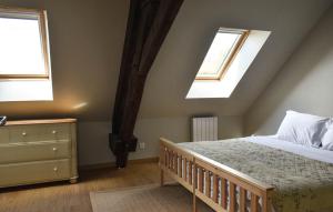 - une chambre avec un lit et 2 lucarnes dans l'établissement Gite Un Le Terrail, à Villard