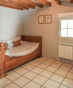 - une chambre avec un lit en bois et une fenêtre dans l'établissement Gite Un Le Terrail, à Villard