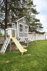 uma casa de brincar com um escorrega no quintal em Lanas Dreamhouse em Babe
