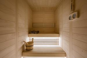 un sauna avec un banc au milieu dans l'établissement The Chania Hotel, à La Canée