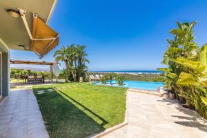 una vista desde el patio trasero de una villa con piscina en Villa Ioulia Gouves, en Gouves