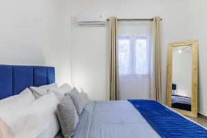 En eller flere senge i et værelse på Servani Apartment