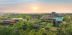 瓦加托的住宿－JW Marriott Goa，享有被树木环绕的度假胜地的空中景致