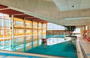 ein großer Pool in einem Gebäude in der Unterkunft Erzberg Alpin Resort by ALPS RESORTS in Eisenerz