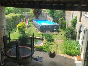 an aerial view of a backyard with a swimming pool at Chambre spacieuse au calme proche de Lyon 