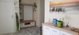 salon z blatem i lustrem w obiekcie Ferienhaus Lina w mieście Neusiedl am See