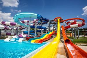 een waterpretpark met een waterglijbaan bij Flux 2 in Oradea
