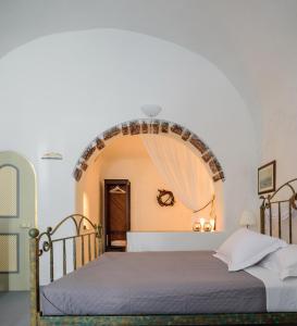 Gallery image of Casa Delle Botti Cave House Santorini Oia Finikia in Foinikiá