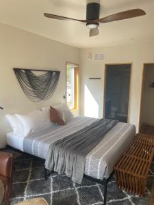 1 dormitorio con 1 cama grande y ventilador de techo en Evo Luxury Waterfront Adults Only B&B, en Tobermory