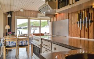 O bucătărie sau chicinetă la Cozy Home In Hvide Sande With Kitchen