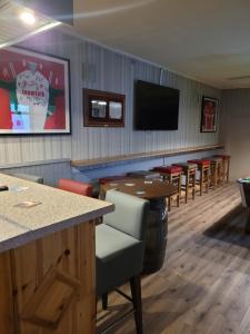 Lounge nebo bar v ubytování O'Connors Bar Restaurant and Guesthouse