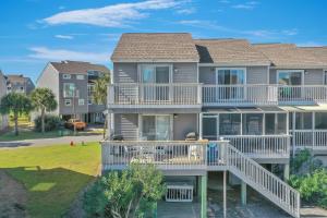 una vista aérea de una gran casa con balcones en Barrier Dunes 426 - 62 Beach House Too by Pristine Properties Vacation Rentals, en Oak Grove