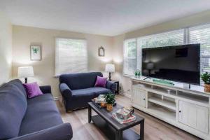 sala de estar con TV de pantalla plana grande en ~Cozy Home~ Steps to RIT by UofR/Airport/DWTN w/AC en Rochester