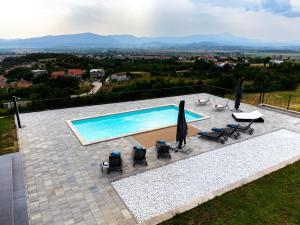una piscina en una villa con vistas en Luxury Villa Rilassante-Heated Pool,Full Privacy,Children Playground, en Sinj