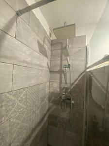 Kylpyhuone majoituspaikassa F2 moderne proche Paris