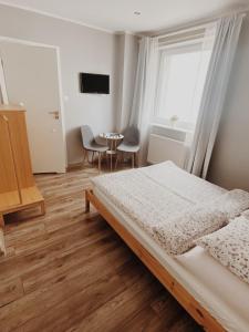 - une chambre avec un lit et une table dans l'établissement Pokoje Gościnne "Sowa", à Władysławowo