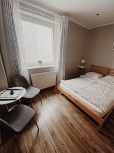 Un pat sau paturi într-o cameră la Pokoje Gościnne "Sowa"