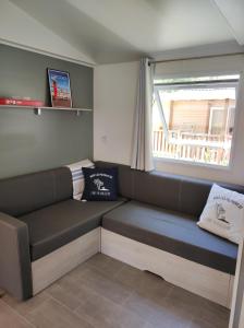 卡內的住宿－Mobil Home Camping Mar Estang 4*，沙发,客厅里设有窗户