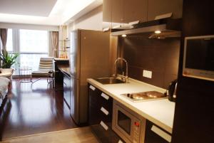 Kuchyň nebo kuchyňský kout v ubytování Kaibin Apartment- Nanjing University Branch
