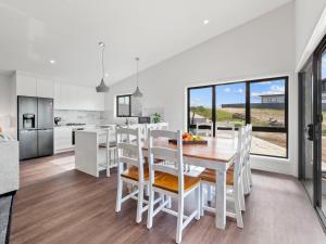 eine Küche und ein Esszimmer mit einem Tisch und Stühlen in der Unterkunft Luxury 5 Bedroom Home - Sentinel Chalet - Snowy Mountains - Jindabyne in Jindabyne