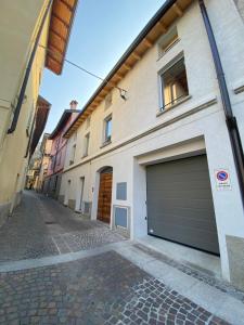 un edificio con una puerta de garaje en una calle en Casa da Raquel, en Lecco